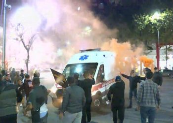 Protestuesit sulmojnë ambulancën me sirenën e ndezur, i hapin derën me dhunë (VIDEO)