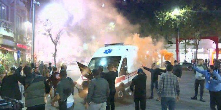 Protestuesit sulmojnë ambulancën me sirenën e ndezur, i hapin derën me dhunë (VIDEO)