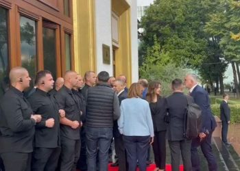 Opozita bllokon hyrjet e Kuvendit, s’lejon socialistët të futen në Parlament