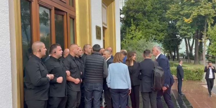 Opozita bllokon hyrjet e Kuvendit, s’lejon socialistët të futen në Parlament