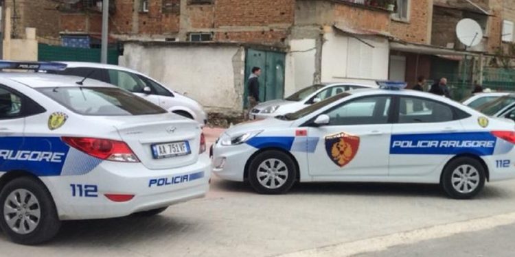 Tragjike/ Xhaxhai përplas me makinë nipin, ndërron jetë 2-vjeçari