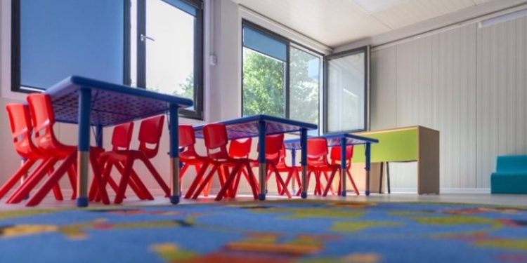 I kërkoi llogari se vinte vonë në punë, sanitarja rreh drejtoreshën e kopshtit në Sarandë