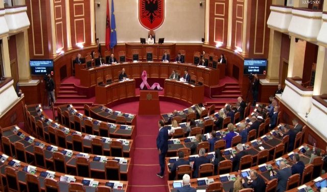 Debat në Parlament, Kumbaro-Shehajt: Çaji i Buretos me mjaltin e bedunicës të kuron zërin