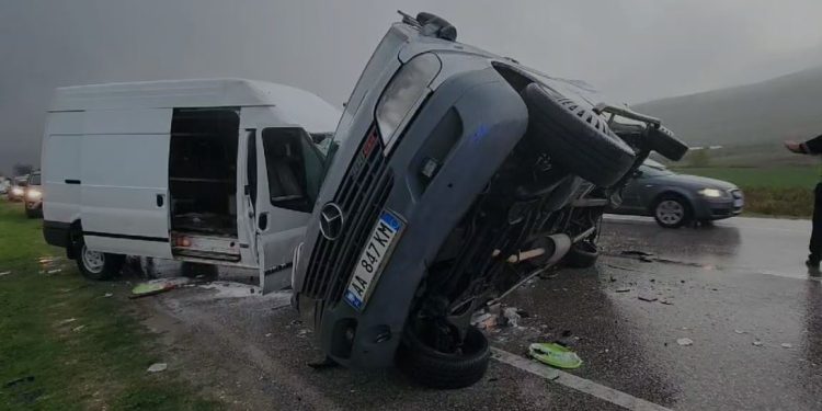 Aksident në aksin Levan-Tepelenë, dy furgona përplasen kokë më kokë
