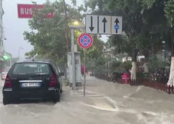 Moti i keq/Situata në Vlorë drejt normalizimit, në ndihmë të bashkisë edhe emergjencat civile të Ministrisë së Mbrojtjes