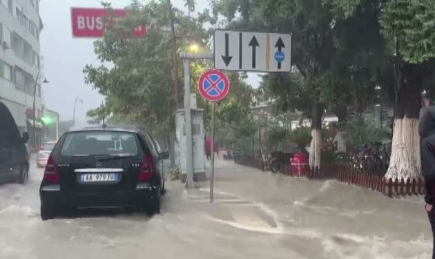 Moti i keq/Situata në Vlorë drejt normalizimit, në ndihmë të bashkisë edhe emergjencat civile të Ministrisë së Mbrojtjes