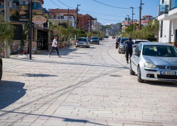 Me shkop bejzbolli dhe dorezë metalike në makinë, arrestohet i riu nga Ksamili