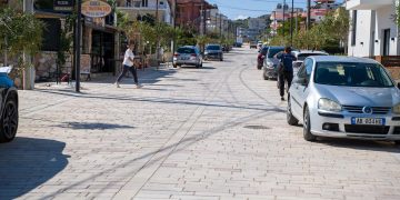 Me shkop bejzbolli dhe dorezë metalike në makinë, arrestohet i riu nga Ksamili