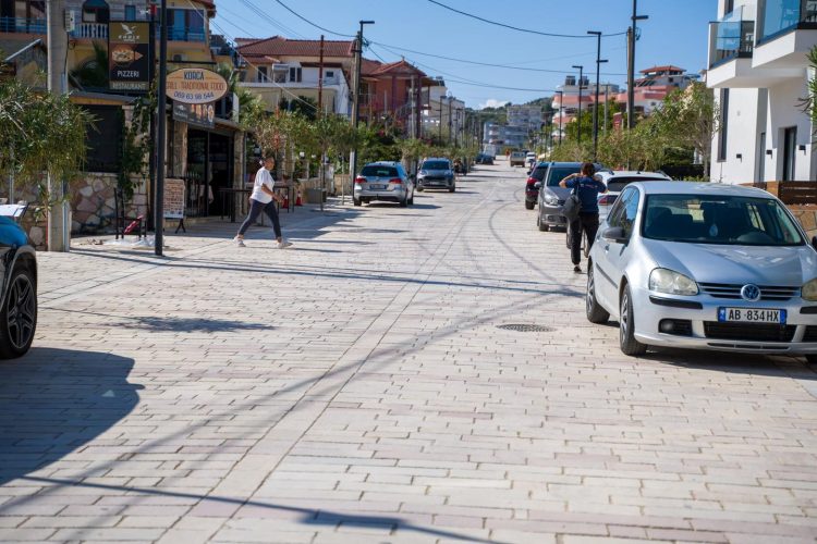 Me shkop bejzbolli dhe dorezë metalike në makinë, arrestohet i riu nga Ksamili