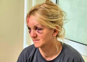 U hodh nga kati i tretë dhe notoi tre kilometra nëpër përrua dhe shpëtoi vajzën e saj