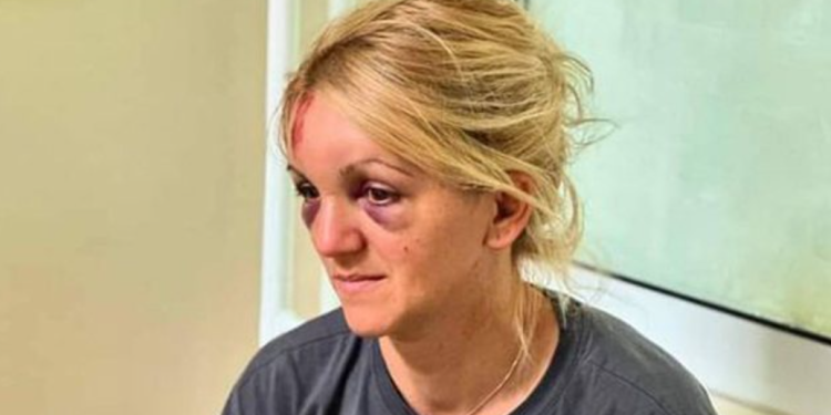 U hodh nga kati i tretë dhe notoi tre kilometra nëpër përrua dhe shpëtoi vajzën e saj