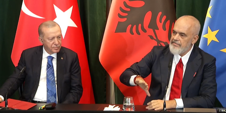 Turqia i dhuron Shqipërisë dronë kamikazë, Rama: Mos u shqetësoni, nuk do të sulmojmë askënd!