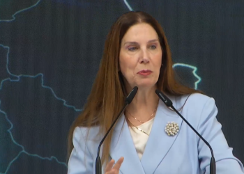 Kumbaro: 9.7 milionë turistë nga janari në shtator, gati skema e re për menaxhimin e plazheve