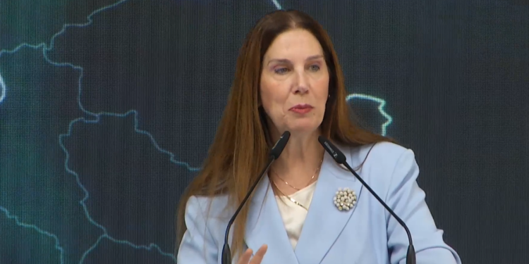 Kumbaro: 9.7 milionë turistë nga janari në shtator, gati skema e re për menaxhimin e plazheve