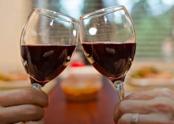 Çfarë duhet të hamë kur pimë alkool