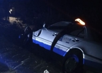 Aksidenti/ Dy makina përfundojnë në kanal, plagosen 3 persona