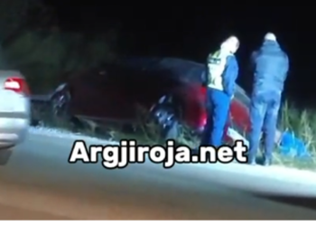 Aksident në Gjirokastër, makina del nga rruga (VIDEO)