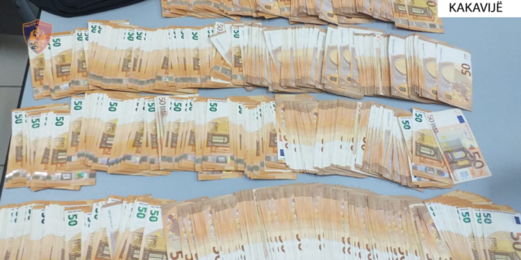 Drejt Greqisë me mbi 11 mijë euro të padeklaruara, ndalohet në Kakavijë një grua