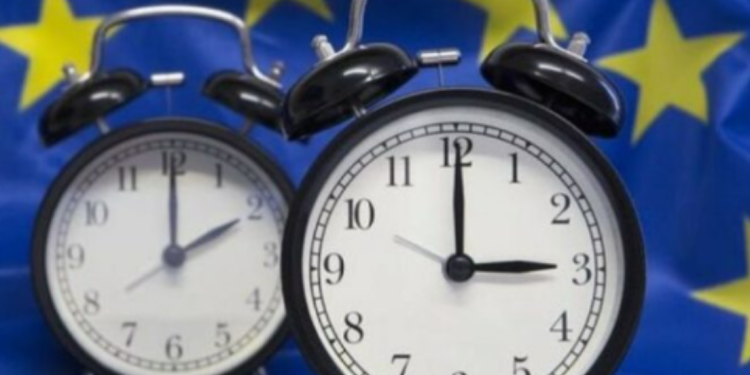 Nesër ndryshon ora, akrepat 60 minuta pas