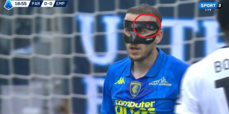 VIDEO/ Ka pësuar dëmtim në fytyrë, Ardian Ismajli mban në maskën e personalizuar flamujt e Shqipërisë dhe Kosovës