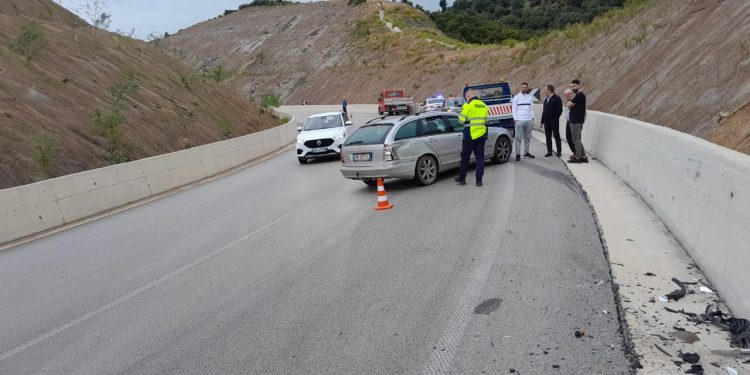 Aksident i trefishtë në rrugën Kardhiq-Delvinë (FOTO)