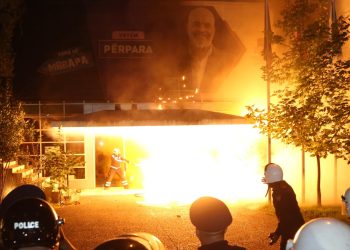 Pas rreth tre orësh, mbyllet protesta e opozitës