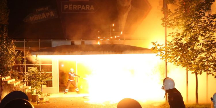 Pas rreth tre orësh, mbyllet protesta e opozitës