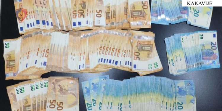 Mbi 14 mijë euro të padeklaruara në kufi, ndalohet një person në Kakavijë