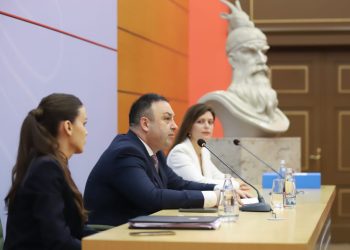 Ervin Hoxha shkarkon drejtoreshën e “IdentiTek”, prezanton drejtuesen e re