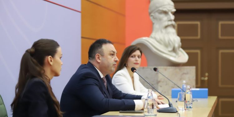 Ervin Hoxha shkarkon drejtoreshën e “IdentiTek”, prezanton drejtuesen e re