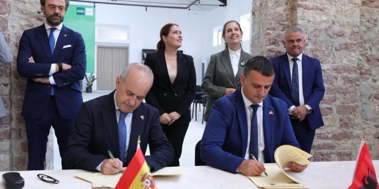 Universiteti spanjoll UNED hap filial në Gjirokastër