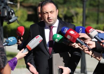 Mbetjet e rrezikshme në Durrës, Hoxha: Nuk janë kuti kartoni që t’i fshehim