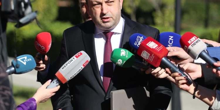 Mbetjet e rrezikshme në Durrës, Hoxha: Nuk janë kuti kartoni që t’i fshehim