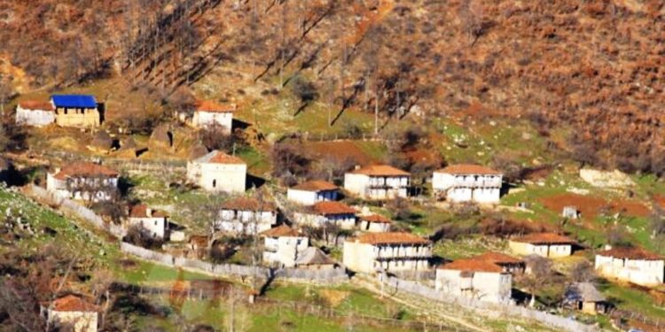 E trishtë! As rrugë as shkolle, as punë/ Fshati shqiptari prej nga ku ikën edhe banori i fundit