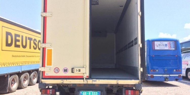 E rëndë në Greqi, emigranti gjendet i pa jetë në frigoriferin e kamionit