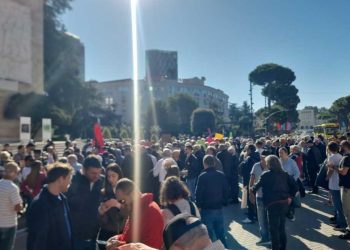 “Rritët vetëm pagat tuaja”, pensionistët mblidhen në protestë para Kryeministrisë
