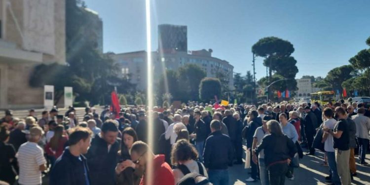 “Rritët vetëm pagat tuaja”, pensionistët mblidhen në protestë para Kryeministrisë