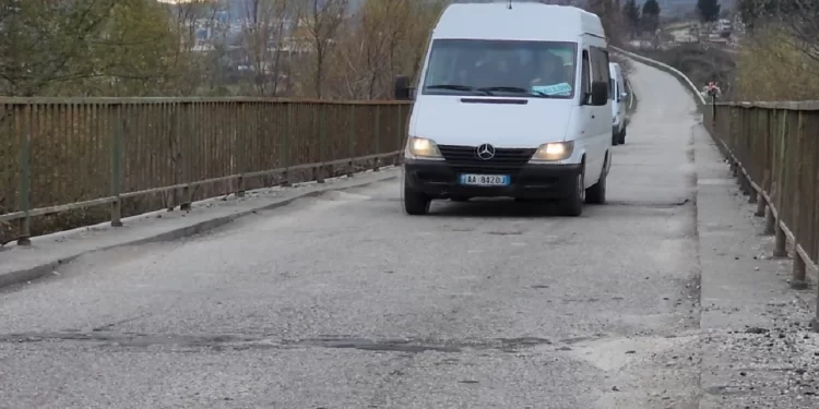 Hapet tenderi/ 35 miliardë lekë për rrugën e vjetër nacionale Fier-Ballsh-Fratar