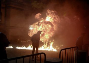 Policia e Shtetit: 10 efektivë janë lënduar nga molotovët në protestë