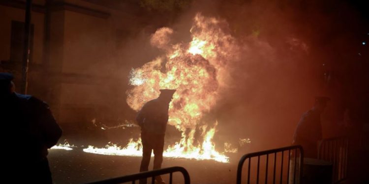 Policia e Shtetit: 10 efektivë janë lënduar nga molotovët në protestë