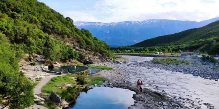 Revista ‘Travel and Tour World’: Bumi turistik i Përmetit! Dyfishim i vizitorëve në atraksionet gjatë gjithë vitit