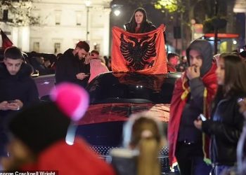 28 Nëntori, shqiptarët dynden nëpër rrugët e Londrës (FOTO)