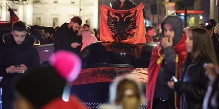 28 Nëntori, shqiptarët dynden nëpër rrugët e Londrës (FOTO)