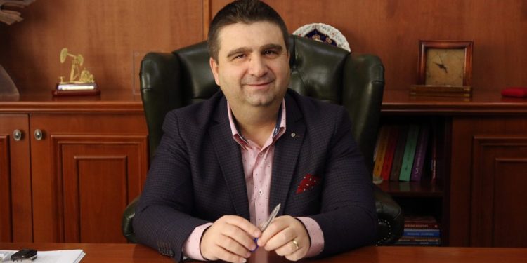 Këshilli bashkiak i Fierit i rrit rrogën kryetarit në 2.9 milionë lekë, dakord edhe opozita