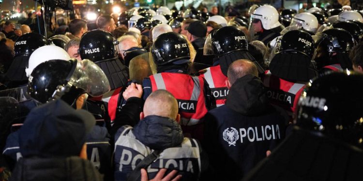 Protesta e opozitës, Berisha: Qytetarët u spërkatën me lëndë djegëse (VIDEO)