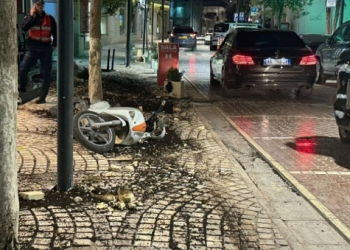 Makina përplas motorin dhe vazot dekorative në Sarandë, arratiset shoferi