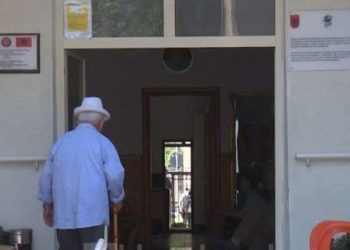 “Nëna ime ka zënë krimba”, skandal në azilin e pleqve në Fier, përgjegjësja: Lekët ua ka dhënë vetë me dëshirë