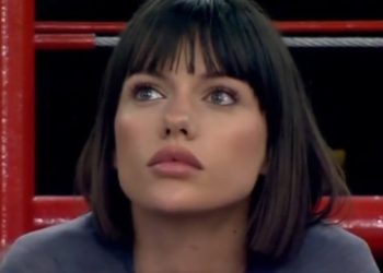 U bë virale gjatë një ndeshjeje në Greqi, bukuroshja që i la të gjithë pa fjalë është shqiptare