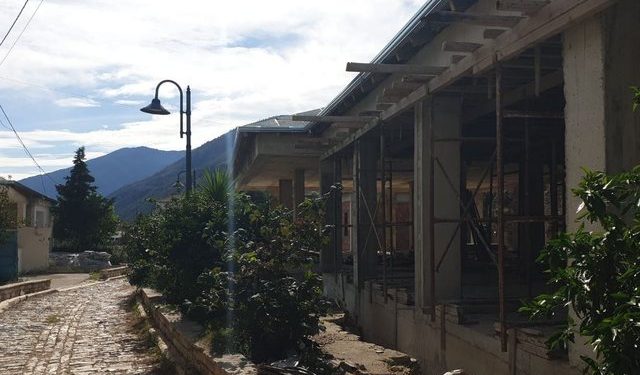 Denoncimi: Ndërtime me beton brenda kalasë së Ali Pashës në Tepelenë (FOTO)