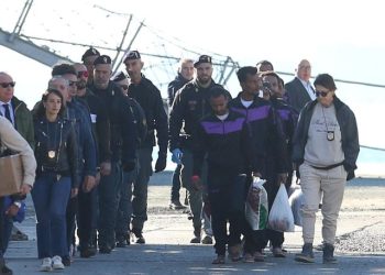 Me qese të duar dhe nën masa të rrepta sigurie, 8 emigrantët nga Afrika mbërrijnë në Shqipëri